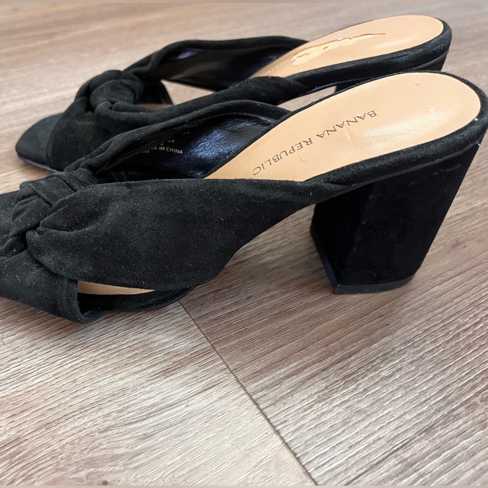 Banana Republic size 6 Black suede peep toe knot 3" block heel sandals - Picture 3 of 6